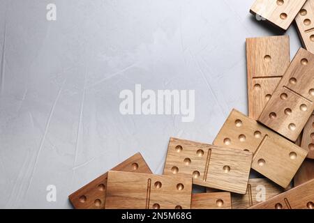Carrelage Domino en bois sur table grise, plat. Espace pour le texte Banque D'Images