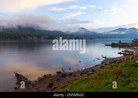 Paysage sibérien avec lac Teletskoye dans la soirée. Russie Banque D'Images