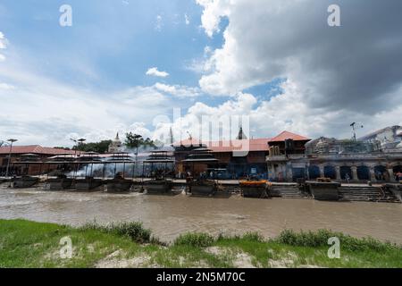 Une belle photo de la rivière Bagmati et du lieu de crémation à Katmandou, au Népal Banque D'Images