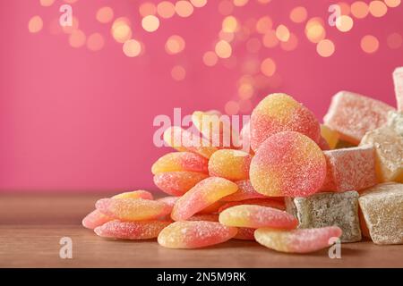Pile de bonbons savoureux sur table en bois, gros plan. Espace pour le texte Banque D'Images