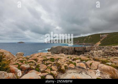 Vue de l'autre côté de la baie depuis le pont naturel du parc national de Torndirrup jusqu'au point de vue de Sharp point sur la côte sud de l'Australie occidentale avec érosion hydrique b Banque D'Images