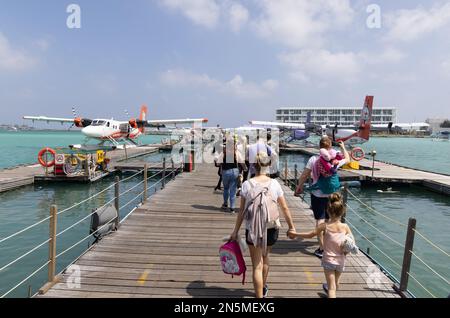 Voyage aux Maldives; passagers sur la jetée embarquement de leur hydravion, terminal de Trans Maldivian Airways aéroport international Malé Malé, Maldives, Asie Banque D'Images