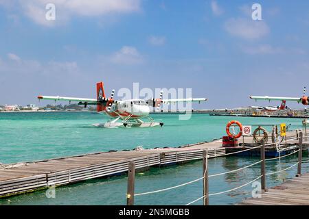 Transport Maldives; Un hydravion Trans Maldivian Airways sur l'amarrage de l'eau à l'aéroport de la jetée, Velana aéroport international, Malé les Maldives Asie Banque D'Images