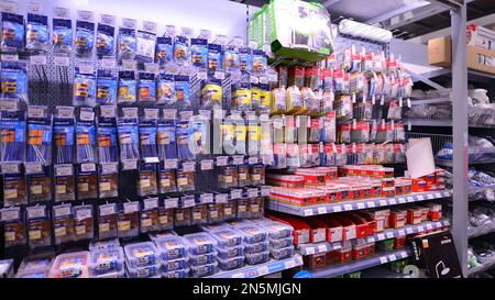 Varsovie, Pologne. 9 février 2023. Matériaux de construction dans un magasin de quincaillerie. étagères avec des marchandises pour la construction et la réparation. Magasin Kaminoo. Banque D'Images