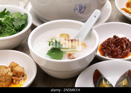 Congee, riz porridge, petit déjeuner chinois traditionnel sain Banque D'Images