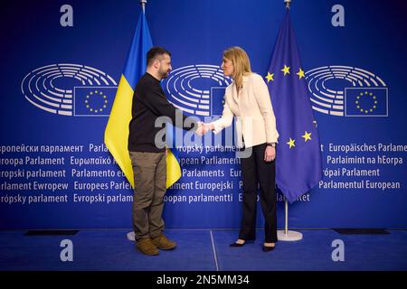 Bruxelles, Belgique. 09th févr. 2023. Le président ukrainien Volodymyr Zelenskyy, à gauche, tremble les mains avec la présidente du Parlement européen Roberta Metsola à droite, à son arrivée pour prendre la parole lors d’une session plénière extraordinaire au Parlement européen, à 9 février 2023, à Bruxelles, en Belgique. Crédit: Pool photo/Bureau de presse présidentiel ukrainien/Alamy Live News Banque D'Images