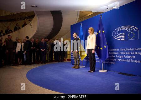 Bruxelles, Belgique. 09th févr. 2023. Le président ukrainien Volodymyr Zelenskyy, à gauche, et la présidente du Parlement européen Roberta Metsola, à droite, se sont exprimé en faveur des hymnes nationaux lors de la cérémonie d’arrivée d’une session plénière extraordinaire au Parlement européen, à 9 février 2023, à Bruxelles, en Belgique. Crédit: Pool photo/Bureau de presse présidentiel ukrainien/Alamy Live News Banque D'Images