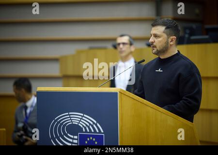 Bruxelles, Belgique. 09th févr. 2023. Le président ukrainien Volodymyr Zelenskyy s'adresse à une session plénière extraordinaire au Parlement européen, à 9 février 2023, à Bruxelles, en Belgique. Crédit: Pool photo/Bureau de presse présidentiel ukrainien/Alamy Live News Banque D'Images