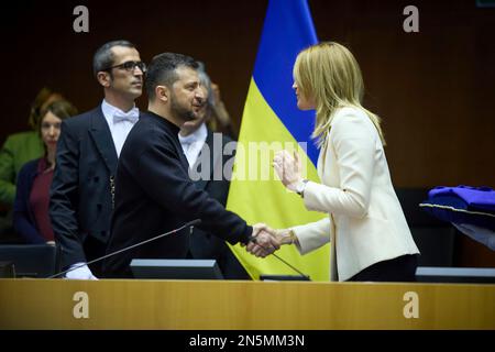 Bruxelles, Belgique. 09th févr. 2023. Le président ukrainien Volodymyr Zelenskyy, à gauche, est félicité par le président du Parlement européen Roberta Metsola Right, à la suite de son discours lors d’une session plénière extraordinaire au Parlement européen, à 9 février 2023, à Bruxelles, en Belgique. Crédit: Pool photo/Bureau de presse présidentiel ukrainien/Alamy Live News Banque D'Images