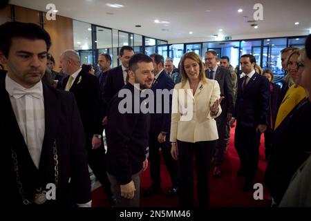 Bruxelles, Belgique. 09th févr. 2023. Le président ukrainien Volodymyr Zelenskyy, à gauche, est escorté par la présidente du Parlement européen, Roberta Metsola, à droite, à votre arrivée pour une session plénière extraordinaire au Parlement européen, à 9 février 2023, à Bruxelles, en Belgique. Crédit: Pool photo/Bureau de presse présidentiel ukrainien/Alamy Live News Banque D'Images