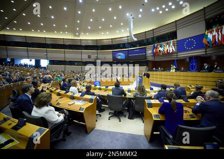 Bruxelles, Belgique. 09th févr. 2023. Le président ukrainien Volodymyr Zelenskyy s'adresse à une session plénière extraordinaire au Parlement européen, à 9 février 2023, à Bruxelles, en Belgique. Crédit: Pool photo/Bureau de presse présidentiel ukrainien/Alamy Live News Banque D'Images