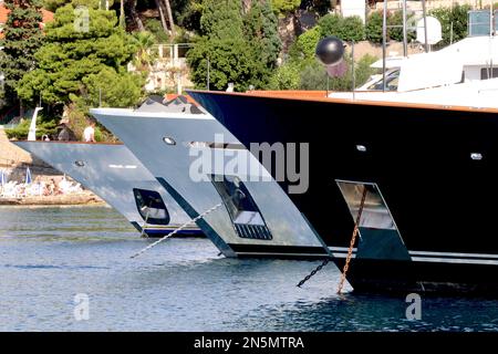 Une gamme des arcs de trois superyachts amarrés dans le port de Cavtat, terrain de jeu populaire pour les propriétaires de ces navires septembre 2022. Banque D'Images