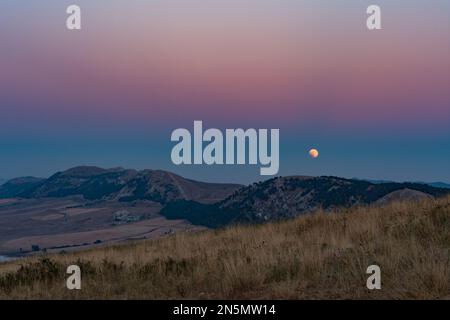 Vue panoramique depuis Portella della Ginestra au lever de la lune, Sicile Banque D'Images