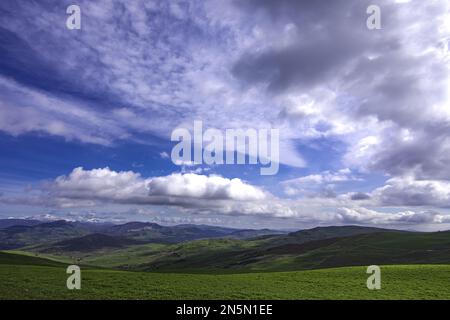 Paysage vallonné dans l'arrière-pays sicilien Banque D'Images