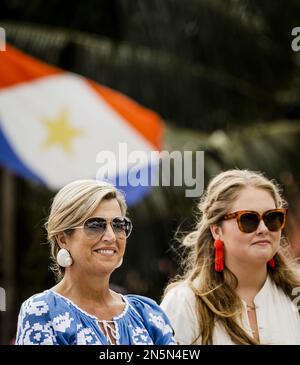 SABA - 09/02/2023, SABA - le roi Willem-Alexander, la reine Maxima et la princesse Amalia regardent une pièce qui leur est jouée dans le village de Windwardside. La Princesse de la Couronne a une introduction de deux semaines dans les pays d'Aruba, Curaçao et Sint Maarten et les îles qui forment les pays-Bas des Caraïbes : Bonaire, Sint Eustache et Saba. ANP REMKO DE WAAL pays-bas hors - belgique hors Banque D'Images