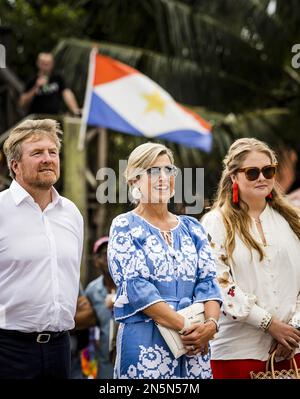 SABA - 09/02/2023, SABA - le roi Willem-Alexander, la reine Maxima et la princesse Amalia regardent une pièce qui leur est jouée dans le village de Windwardside. La Princesse de la Couronne a une introduction de deux semaines dans les pays d'Aruba, Curaçao et Sint Maarten et les îles qui forment les pays-Bas des Caraïbes : Bonaire, Sint Eustache et Saba. ANP REMKO DE WAAL pays-bas hors - belgique hors Banque D'Images