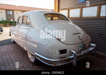 Un détail d'une vieille voiture blanche de la série Packard 23 garée dans la rue Banque D'Images