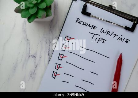 Concept de l'écriture de CV conseils écrire sur la paperasse isolée sur la table en bois. Banque D'Images