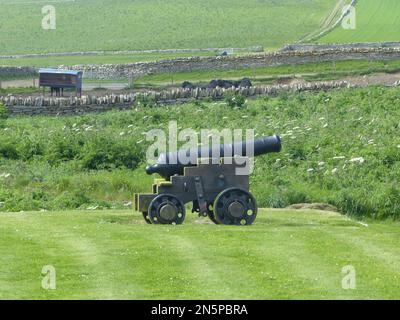 Un vieux canon noir sur des collines verdoyantes près du château d'Édimbourg - Mons Meg à Édimbourg, en Écosse Banque D'Images