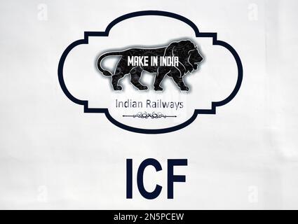 Logo Make in India vu sur Vande Bharat Express stationnée à Chhatrapati Shivaji Maharaj Terminus (CSMT). Le Premier ministre indien Narendra Modi mettra vendredi à l'arrêt le train Vande Bharat Express pour deux trajets, Chhatrapati Shivaji Maharaj Terminus (CSMT) et Sainagar Shirdi à Solapur. Banque D'Images