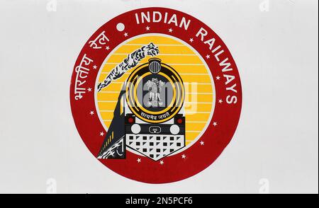 Logo du chemin de fer indien vu sur Vande Bharat Express stationné à Chhatrapati Shivaji Maharaj Terminus (CSMT). Le Premier ministre indien Narendra Modi mettra vendredi à l'arrêt le train Vande Bharat Express pour deux trajets, Chhatrapati Shivaji Maharaj Terminus (CSMT) et Sainagar Shirdi à Solapur. Banque D'Images