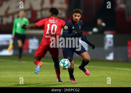 ENSCHEDE - (lr) Virgile Misidjan du FC Twente, Devyne Rensch d'Ajax pendant la ronde de 16 de la coupe KNVB entre le FC Twente et Ajax au Stadion de Grolsch Veste sur 8 février 2023 à Enschede, pays-Bas. ANP VINCENT JANNINK Banque D'Images