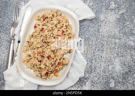 Couscous avec légumes dans un plat à la fourchette Banque D'Images