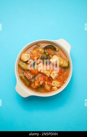 Délicieux calamar de ragoût avec des légumes dans un bol Banque D'Images