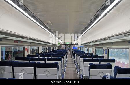 Mumbai, Inde. 09th févr. 2023. Vue intérieure de l'autocar Vande Bharat Express stationné à Chhatrapati Shivaji Maharaj Terminus (CSMT). Le Premier ministre indien Narendra Modi mettra vendredi à l'arrêt le train Vande Bharat Express pour deux trajets, Chhatrapati Shivaji Maharaj Terminus (CSMT) et Sainagar Shirdi à Solapur. (Photo par Ashish Vaishnav/SOPA Images/Sipa USA) crédit: SIPA USA/Alay Live News Banque D'Images