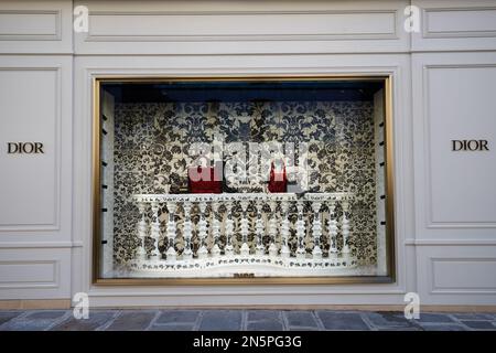 Paris, France - 15 janvier , 2023 : vitrine Dior avec différentes chaussures et sacs. Il est situé sur l'avenue Montaigne, à la mode. Banque D'Images