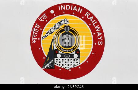 Mumbai, Inde. 09th févr. 2023. Logo du chemin de fer indien vu sur Vande Bharat Express stationné à Chhatrapati Shivaji Maharaj Terminus (CSMT). Le Premier ministre indien Narendra Modi mettra vendredi à l'arrêt le train Vande Bharat Express pour deux trajets, Chhatrapati Shivaji Maharaj Terminus (CSMT) et Sainagar Shirdi à Solapur. (Photo par Ashish Vaishnav/SOPA Images/Sipa USA) crédit: SIPA USA/Alay Live News Banque D'Images