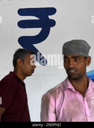 Mumbai, Maharashtra, Inde. 9th févr. 2023. Les gens marchent devant un graffiti de la bourse de Bombay (ESB) à Mumbai. Les graffitis sont peints sur le mur pour rendre la zone environnante propre et belle. (Credit image: © Ashish Vaishnav/SOPA Images via ZUMA Press Wire) USAGE ÉDITORIAL SEULEMENT! Non destiné À un usage commercial ! Banque D'Images