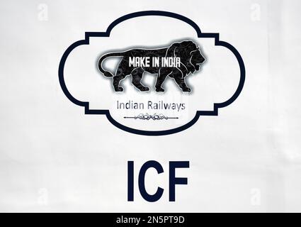 Mumbai, Maharashtra, Inde. 9th févr. 2023. Logo Make in India vu sur Vande Bharat Express stationnée à Chhatrapati Shivaji Maharaj Terminus (CSMT). Le Premier ministre indien Narendra Modi mettra vendredi à l'arrêt le train Vande Bharat Express pour deux trajets, Chhatrapati Shivaji Maharaj Terminus (CSMT) et Sainagar Shirdi à Solapur. (Credit image: © Ashish Vaishnav/SOPA Images via ZUMA Press Wire) USAGE ÉDITORIAL SEULEMENT! Non destiné À un usage commercial ! Banque D'Images