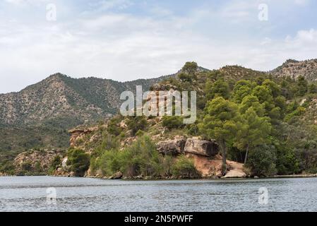 Formation de roches sur les rives du réservoir de Ribarroja, Catalogne, Espagne Banque D'Images