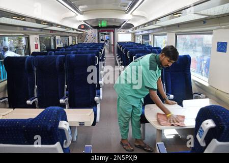 Mumbai, Maharashtra, Inde. 9th févr. 2023. Un homme nettoie à l'intérieur de l'autocar Vande Bharat Express stationné à Chhatrapati Shivaji Maharaj Terminus (CSMT). Le Premier ministre indien Narendra Modi mettra vendredi à l'arrêt le train Vande Bharat Express pour deux trajets, Chhatrapati Shivaji Maharaj Terminus (CSMT) et Sainagar Shirdi à Solapur. (Credit image: © Ashish Vaishnav/SOPA Images via ZUMA Press Wire) USAGE ÉDITORIAL SEULEMENT! Non destiné À un usage commercial ! Banque D'Images