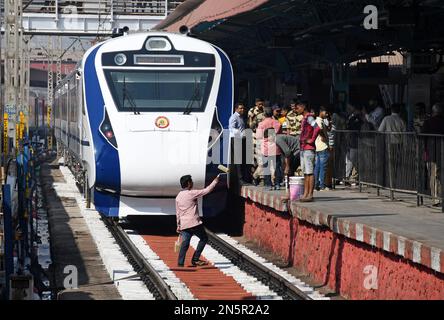 Mumbai, Maharashtra, Inde. 9th févr. 2023. Les travailleurs peignent les voies ferrées à côté de la Vande Bharat Express stationnée à Chhatrapati Shivaji Maharaj Terminus (CSMT). Le Premier ministre indien Narendra Modi mettra vendredi à l'arrêt le train Vande Bharat Express pour deux trajets, Chhatrapati Shivaji Maharaj Terminus (CSMT) et Sainagar Shirdi à Solapur. (Credit image: © Ashish Vaishnav/SOPA Images via ZUMA Press Wire) USAGE ÉDITORIAL SEULEMENT! Non destiné À un usage commercial ! Banque D'Images