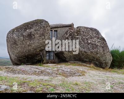 Maison Boulder ou Casa do Penedo, une maison construite entre d'énormes rochers au sommet d'une montagne à Fafe, Portugal. Banque D'Images