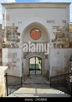 Située à Korkuteli, Turquie, la mosquée Alaaddin a été construite au 14th siècle. Banque D'Images