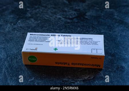 Une boîte de capsules d'antibiotiques Metronidazole. Les instructions pour prendre les médicaments sont sur la boîte. Banque D'Images