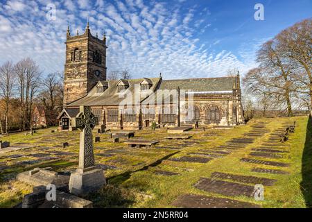 Le Celtic traverse la tête dans le cimetière de l'église St Mary, Rostherne près de Knutsford, Cheshire Banque D'Images