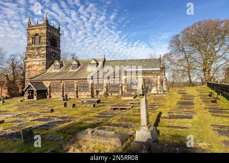 Le Celtic traverse la tête dans le cimetière de l'église St Mary, Rostherne près de Knutsford, Cheshire Banque D'Images