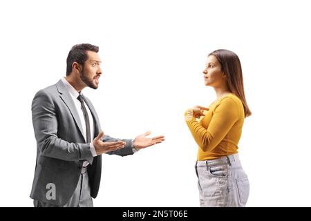 Un homme d'affaires se disputant avec une jeune femme isolée sur fond blanc Banque D'Images