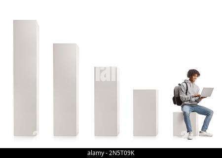 Un étudiant afro-américain assis sur un graphique à barres avec un ordinateur portable isolé sur fond blanc Banque D'Images
