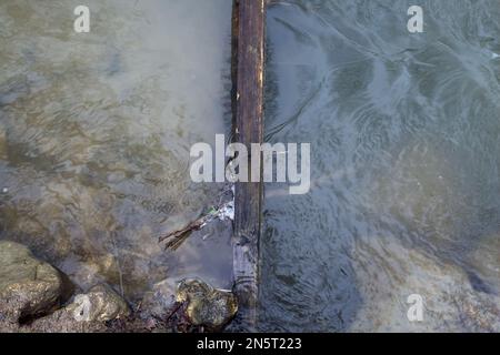 Ruisseau d'eau avec un bloc de bois vu d'en haut Banque D'Images