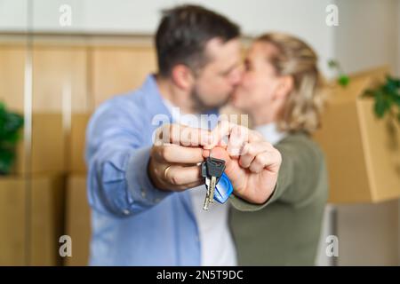 Couple montrant les clés du nouvel appartement. hypothèque immobilière, concept de prêt. déménagement dans une nouvelle maison Banque D'Images