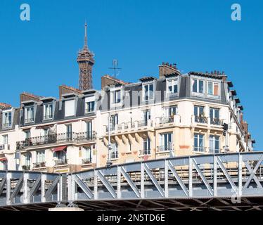La tour Eiffel et le métro aérien de Paris (France) Banque D'Images