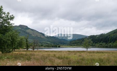 Loch Lubnaig du sentier de randonnée Rob Roy Way à l'extrémité nord du loch. Loch Lomond et le parc national des Trossachs, Écosse Banque D'Images