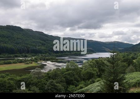 Loch Lubnaig de la section du sentier de randonnée Rob Roy Way reliant Callander à Strathyre. Loch Lomond et le parc national des Trossachs, Écosse Banque D'Images