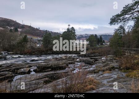 Chutes de Dochart, et pont de Dochart, vu de la route Rob Roy à Killin, Perthshire, Loch Lomond et le parc national des Trossachs, Écosse. Banque D'Images