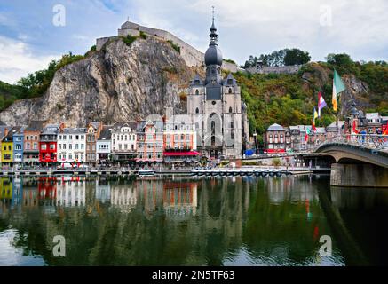 Une vue sur la citadelle de Dinant de l'autre côté de la rivière avec des bâtiments colorés en Belgique Banque D'Images